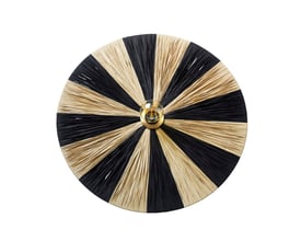 Detaljebillede af Jore Copenhagen Dott Stripes bordlampe, visende sort og beige baststriber omkring en gylden pæreholder.