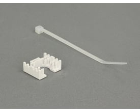 Hvide kabelholdere og en kabelbinder ses på grå baggrund; Delock Keystone-modulet er et sølvfarvet RJ45-hunstik.