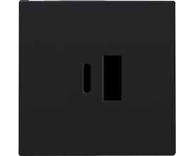 Nærbillede af Niko black coated afdækning til USB-A og USB-C opladeren, med tydelige udskæringer til porte.