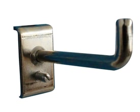 Maskinfabrikken Universal værktøjskrog, 50mm lang med 90 graders vinkel og Ø6mm krogdiameter, monteret med en skrue på hvid baggrund.