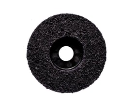 Bagside af Scotch-Brite Clean and Strip XT Pro-rondel, der viser det grove, sorte slibevæv og det centrale monteringshul.