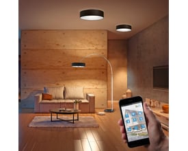 Trio Lighting Hotel loftlampe i sort med 50cm diameter og plads til 3xE27 pærer, vist i en moderne stue.