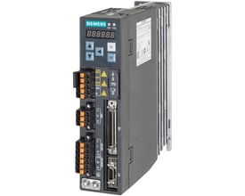Siemens SINAMICS V90 frekvensomformer med 5.0kW motor, IP20 beskyttelse og detaljeret frontpanel med digitale displays og knapper.