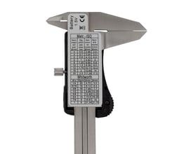 Diesella digital skydelære med 40 mm kæbelængde, viser detaljer på måleskala og batteridæksel.