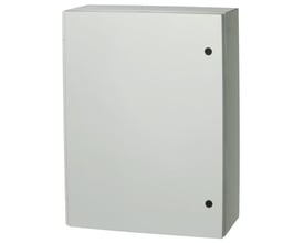 Fibox CABP vægskab i grå polyester (RAL7032) med dimensionerne 835 x 635 x 270 mm og IP66-klassificering.