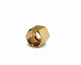 Omløber i messing med en sekskantet form og indvendigt gevind, 8 mm x 1/4. Den er placeret på en hvid baggrund.