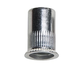 Nærbillede af Masterfix blindnittemøtrik med M4 gevind og undersænket hoved, viser ribbestruktur og aluminiumsmateriale.