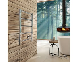 Smedbo dry el-opvarmet håndklædetørrer i rustfrit stål, monteret på trævæg i moderne badeværelse med udsigt til skov.