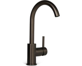 Elegant håndvaskarmatur i gun metal med C-formet tud, stående på en hvid baggrund.