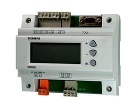 Siemens RWD68 universal regulator i hvidt plast med et LCD display, knapper og diverse terminalforbindelser.