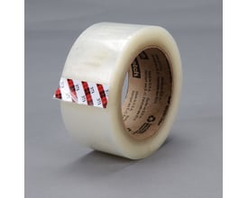 Scotch® Emballagetape 371, en transparent tape på en rulle, med en rød og hvid ternet tapekant med '371' påtrykt.