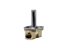 Danfoss EV210B magnetventil set skråt fra siden, fremhæver messinghuset og det cylindriske stempel på en hvid baggrund.