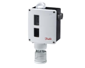 Danfoss RT107 termostat i hvidt kabinet med sort bagplade, viser kontrolknapper og tilslutningsmuligheder.