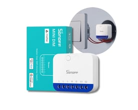 Sonoff MINI-DIM smart lysdæmper til Matter over WiFi, vist med emballage og monteret bag en lyskontakt.