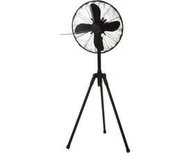 Sort gulvventilator med rund beskyttelsesrist og tre brede rotorblade på trefod; højden kan justeres fra 112 til 155 cm.