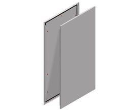To Schneider Electric sidepaneler i grå RAL 7035, 2200x600 mm, til intern fastgørelse og montering på kabinetter.