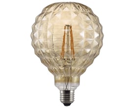 Nærbillede af Nordlux Avra square Amber LED-pære med E27 fatning, med ravfarvet glas og synlige filamenter, vist isoleret på hvid baggrund.