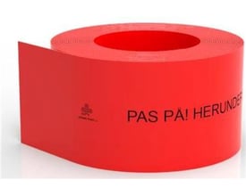 Letbæk kabeldæk til elkabel i rød PE, 3 x 250 mm og 50 meter lang, med påtrykt "PAS PÅ! HERUNDER" tekst og Letbæk logo.