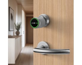Zafe smart-cylinder OVAL med app monteret på en trædør med sølvfarvet greb og sort front med grøn ring.