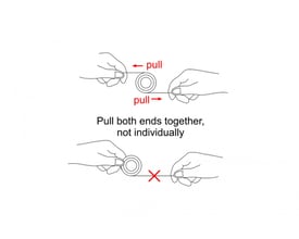 Diagram der viser korrekt brug af det indtrækbare 3-i-1 kabel ved at trække i begge ender.