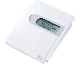 Dantherm CO2-sensor til HAC1 tilbehørsstyring, hvid med digital display der viser 900 ppm.
