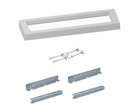 Schneider Electric grå sokkel i polyester med mål 1000x320x60 mm, komplet med fastgørelsesdele.