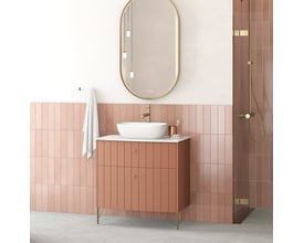 Dansani YOU støtteben i vintage messing, som et moderne element på et badeværelsesskab med rosa front og hvid bordplade.