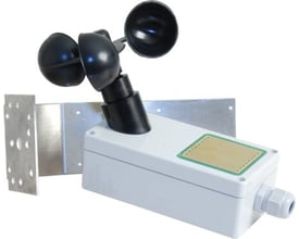 WindowMaster WLA330 vind- og regnsensor med sort anemometer og hvidt hus, monteret på en metalplade.