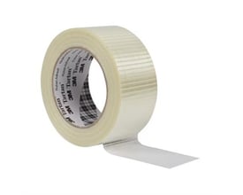 3M Tartan 8954 krydsarmeret filamenttape, 50 mm x 50 meter, rullet med en løs tapeende.