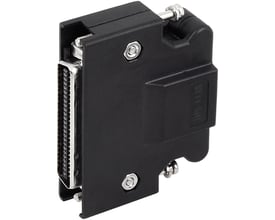 Siemens setpoint stik til SINAMICS V90 med 50-polet isolator og sorte plasthuse, med synlige metalkontakter og skruelukning.
