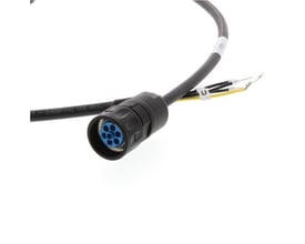 Omron servomotorkabel R88A-CAWA005S-DE på 5 meter, vist med en rund sort stik med 7 blå pin-huller.