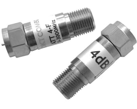 To DKT koaksiale dæmpere med F-stik (han-hun), mærket 4dB og ATT 4-F 5-3000MHZ.