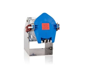 Blåt CEE vægudtag med 160A, 6h og IP67 klassificering monteret på en rustfri stålbraket med røde klemmer.