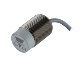 Carlo Gavazzi induktiv aftaster M30 med sølvfarvet gevindhus, grå front og kabel, model ICB30S35N40PO.