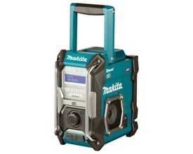Makita XGT arbejdsradio med Bluetooth og DAB+ vist fra siden med detaljeret kontrolpanel og højttalergrill.