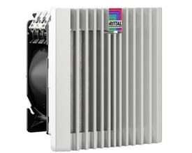 Nærbillede af Rittal Blue e+ filterventilator med synligt Rittal logo i farver, viser detaljer på lameller og ventilatorvinger.