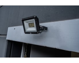 Brennenstuhl 20W LED projektør i brug udendørs, let dugget på grund af vejret, fastmonteret.
