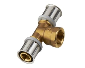 Tættere vinkel på Roth PressCheck T-stykket, der viser 26 mm muffefittinger og 3/4" indvendigt gevind i messing.