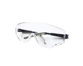 Activewear 4010 Blade sikkerhedsbrille med klar, ridsefast linse, vist udenpå almindelige briller.
