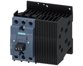 Siemens SIRIUS 3RF34 solid-state kontaktor til 3-faset brug med 7,4A strøm og 24V DC styrespænding.