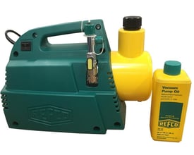 Refco RL-8 vakuumpumpe med grønt kabinet og gul oliepumpeflaske ved siden af, 2-trins model.