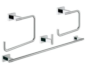 Grohe Essentials Cube tilbehørssæt i krom vist samlet med håndklædekrog, ring, papirholder og håndklædestang på hvid baggrund.
