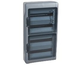 Legrand Plexo³ IP65 gruppetavle med 4 rækker og 18 moduler i lys og mørkegrå. Tavlen har to vendbare døre og er fremstillet af robust polystyren.