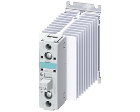 Siemens 3RF2 solid-state kontaktor med integreret køleplade, 30A, 48-600V, 24VDC, med skrueterminaler.