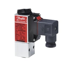 Danfoss MBC 8100 trykkontrolventil med mærkat og elektrisk tilslutning på hvid baggrund.
