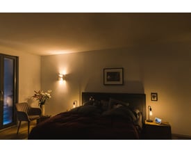 Osram SMART+ PIN LED pære oplyser et soveværelse med varmt, justerbart lys fra G9-pæren i loftet og på sengebordet.