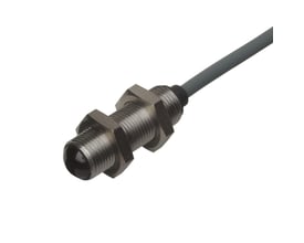 Carlo Gavazzi fotoaftaster M12-sender med 2° vinkel og 50 m rækkevidde, vist skråt forfra med gevindhus og kabel.