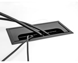 Sort DeLock-kabelgennemføring til bordmontering, 80 x 80 x 28 mm, med børste og kabler ført gennem åbningen.