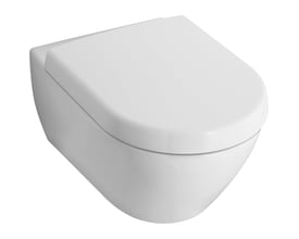 Hvid Villeroy & Boch Subway 2.0 væghængt toiletskål med afrundet form og låg, set skråt forfra.