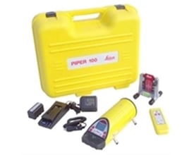 Leica Piper 100 rørlaser med kuffert, oplader, fjernbetjening og målskive fremvises samlet.